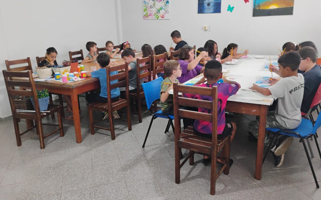As crianças do Girasonhos realizaram pintura em gesso